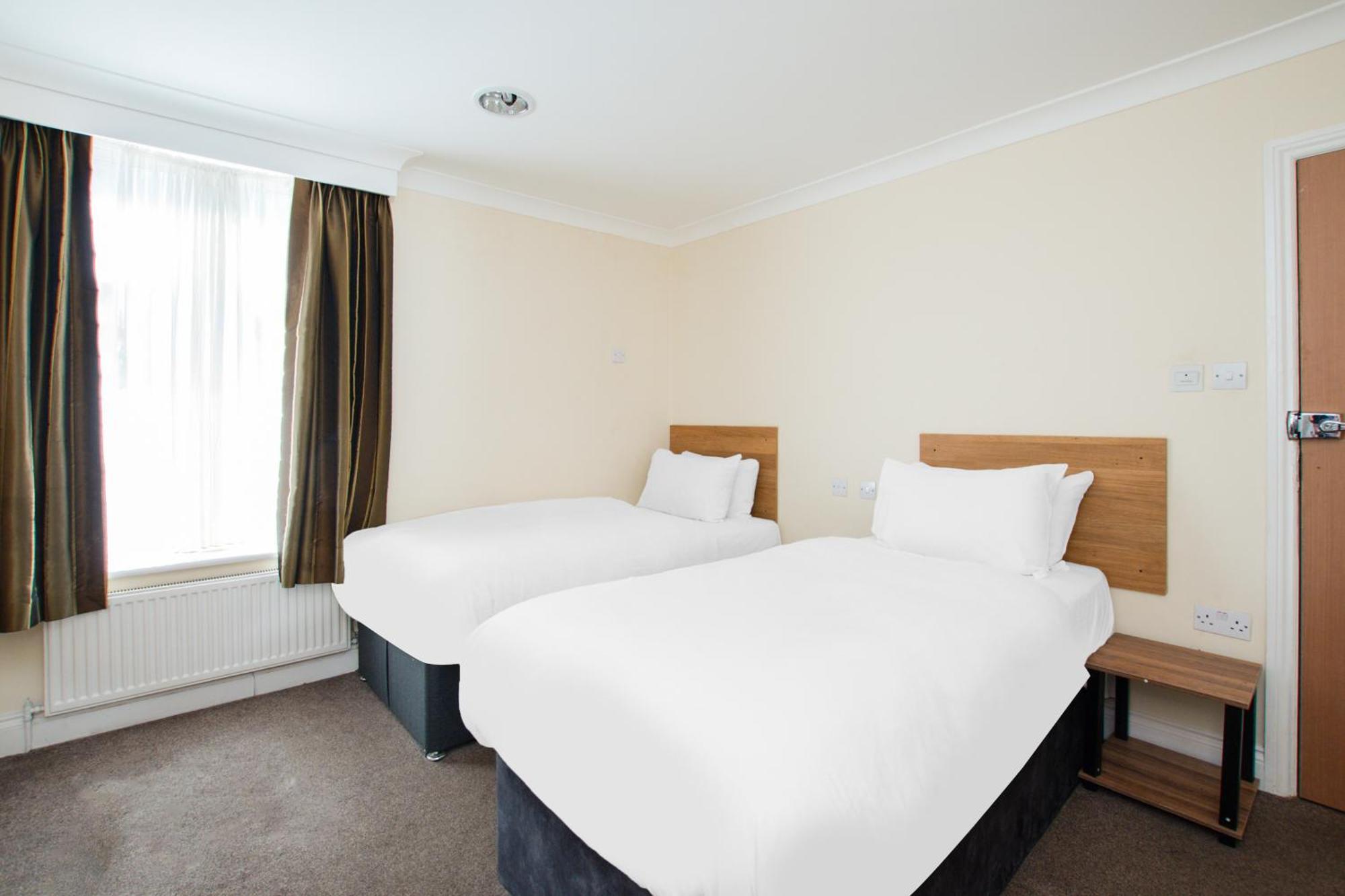 Hotel Belvilla Russel Court 4*