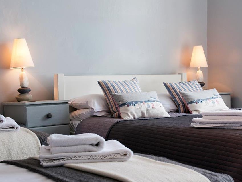 Bed & Breakfast Waves In
