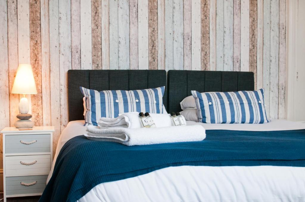 Bed & Breakfast Waves In 3*