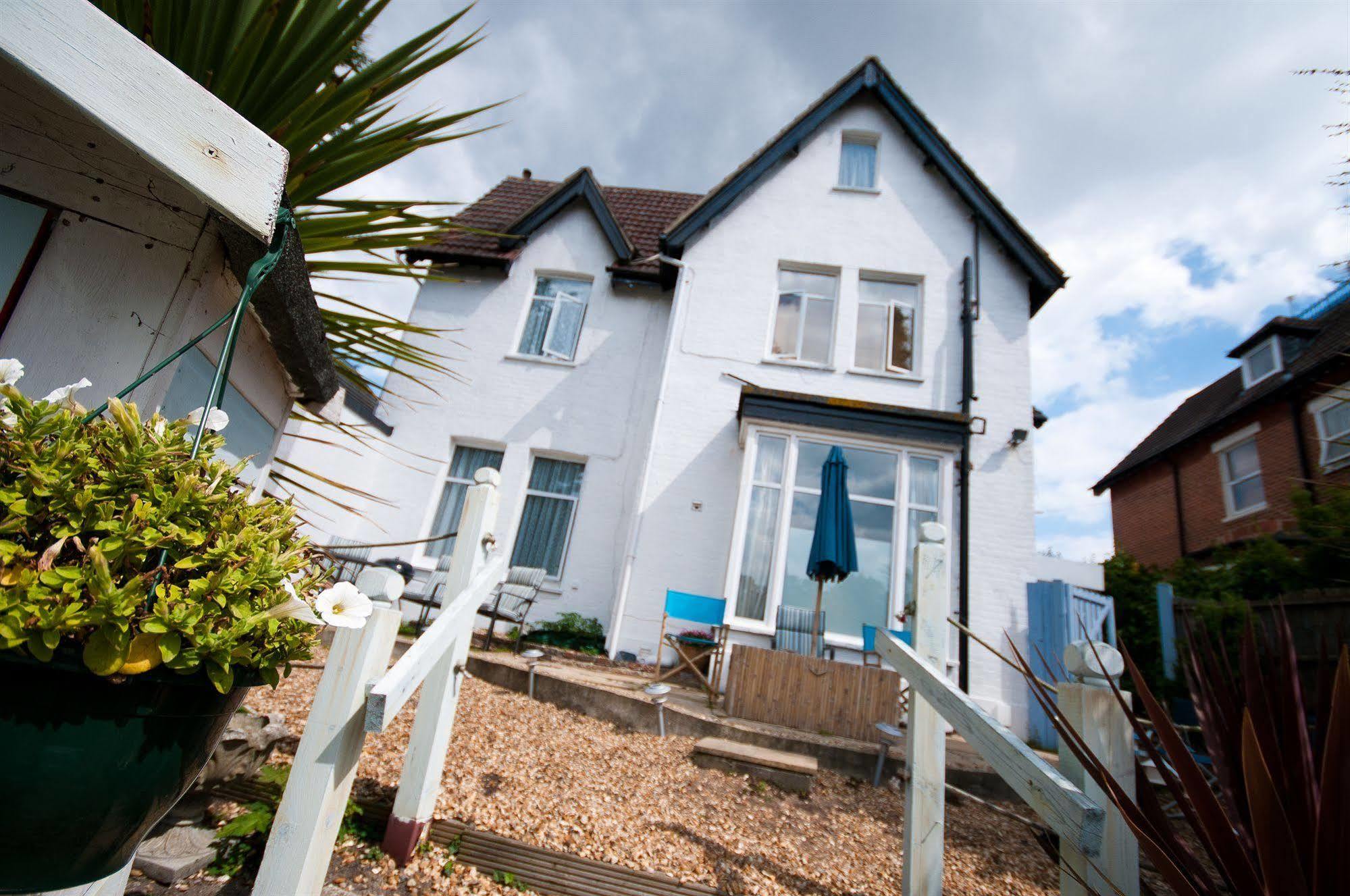 Bed & Breakfast Waves In 3*