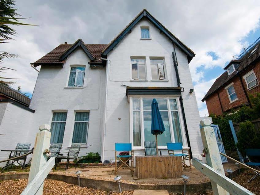 Bed & Breakfast Waves In 3*