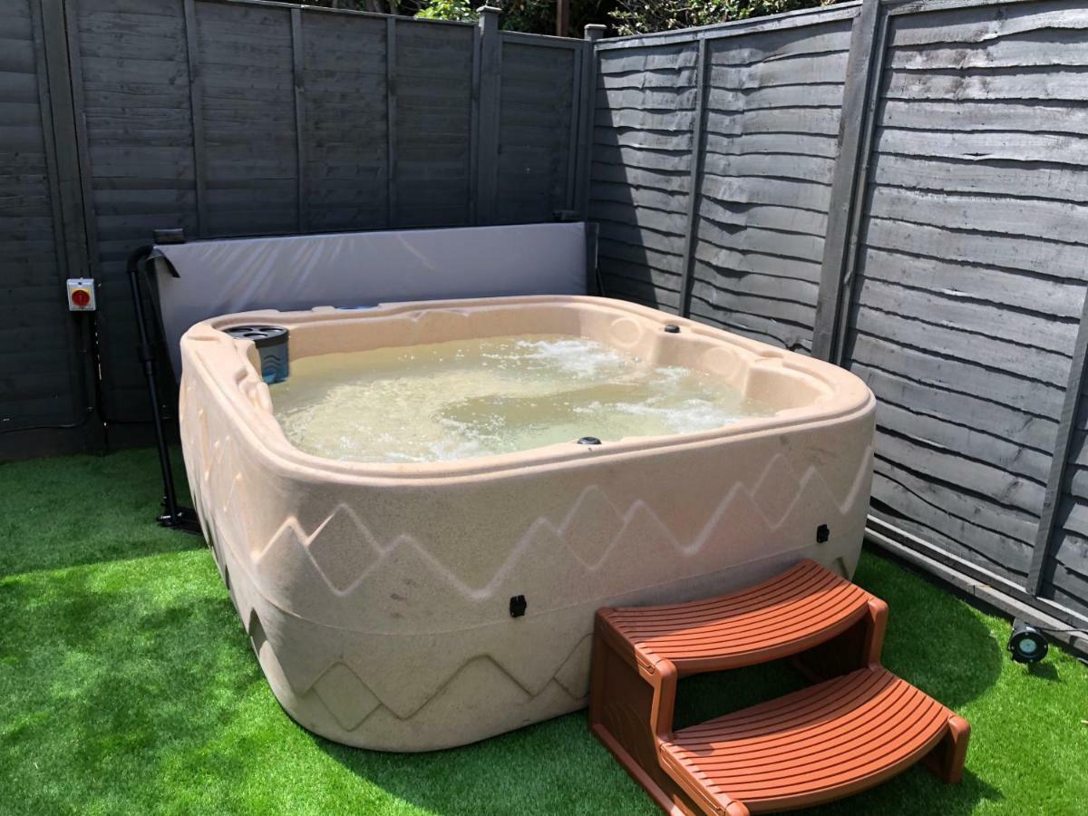 Hot Tub & Sauna Let *
