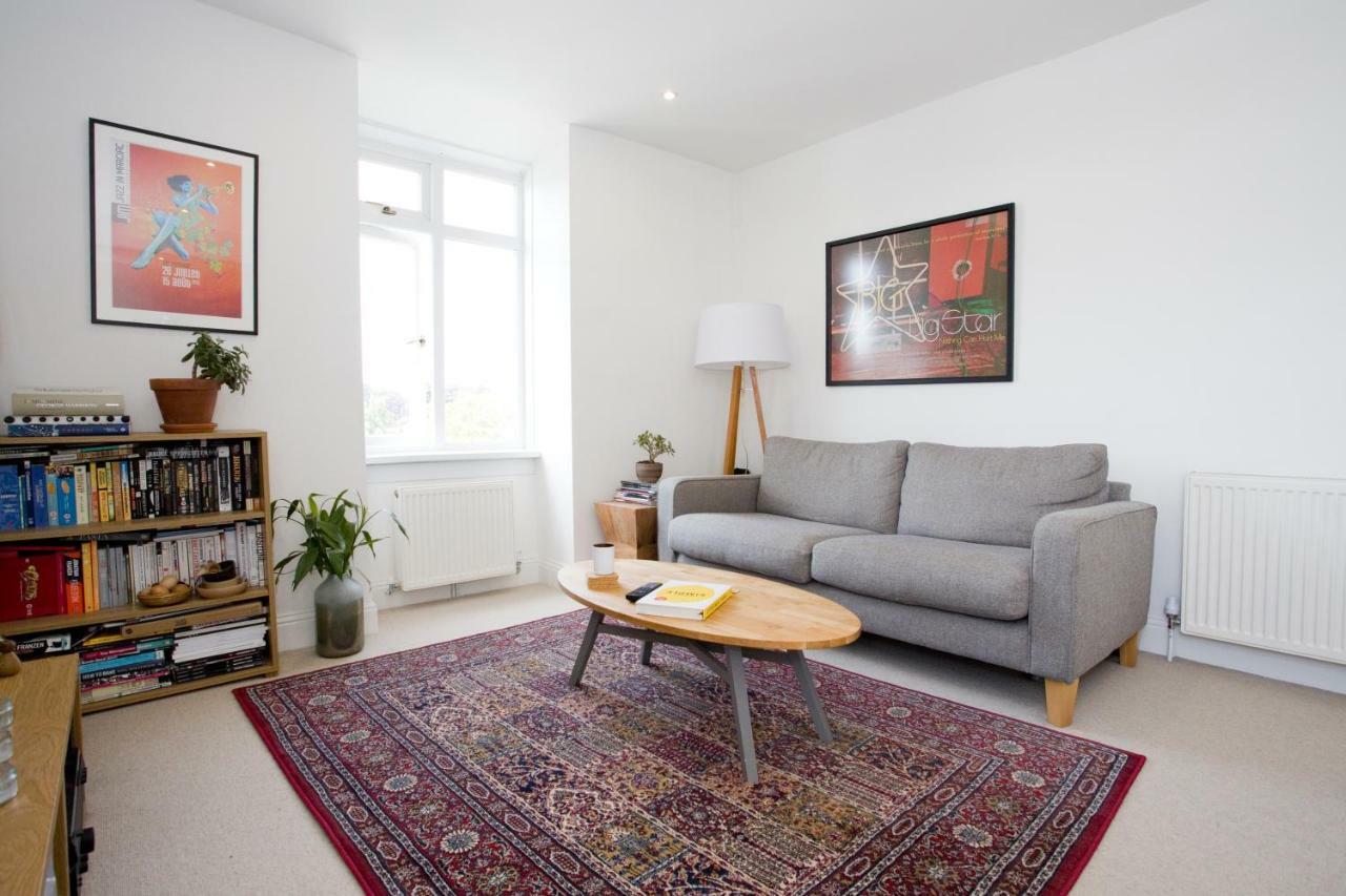 Bright 2 Bedroom - Great Location - Free Parking
