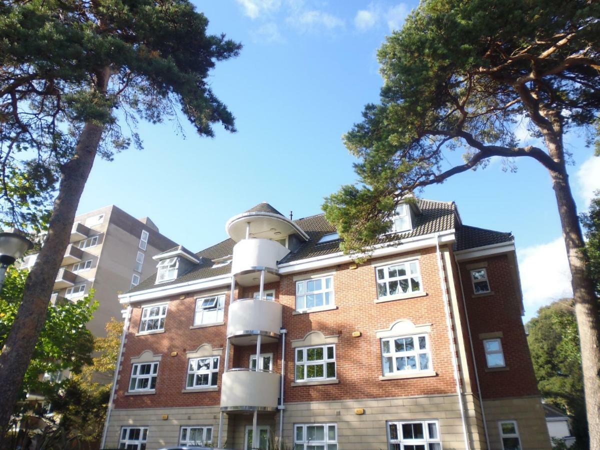 Apartment Walking Distance To , Close To Town Center *