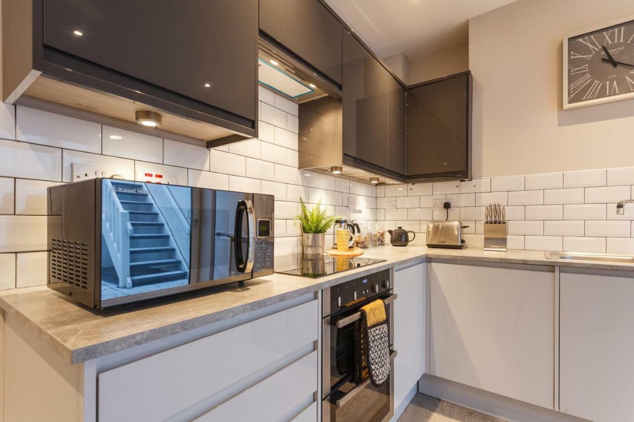 Apartment Stylish Town Centre House - 300mbps, Parking & Sunny Decking *
