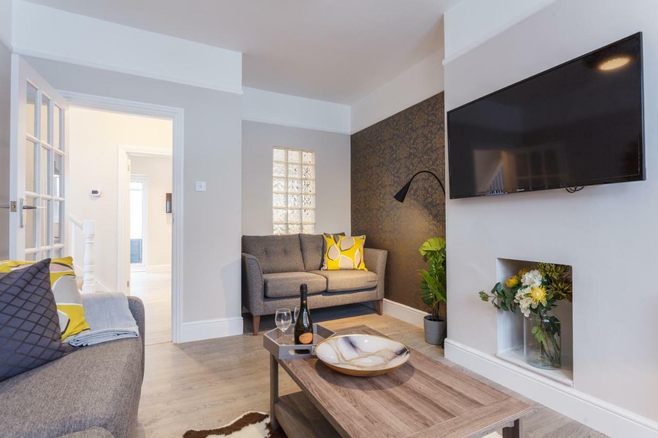 Apartment Stylish Town Centre House - 300mbps, Parking & Sunny Decking *