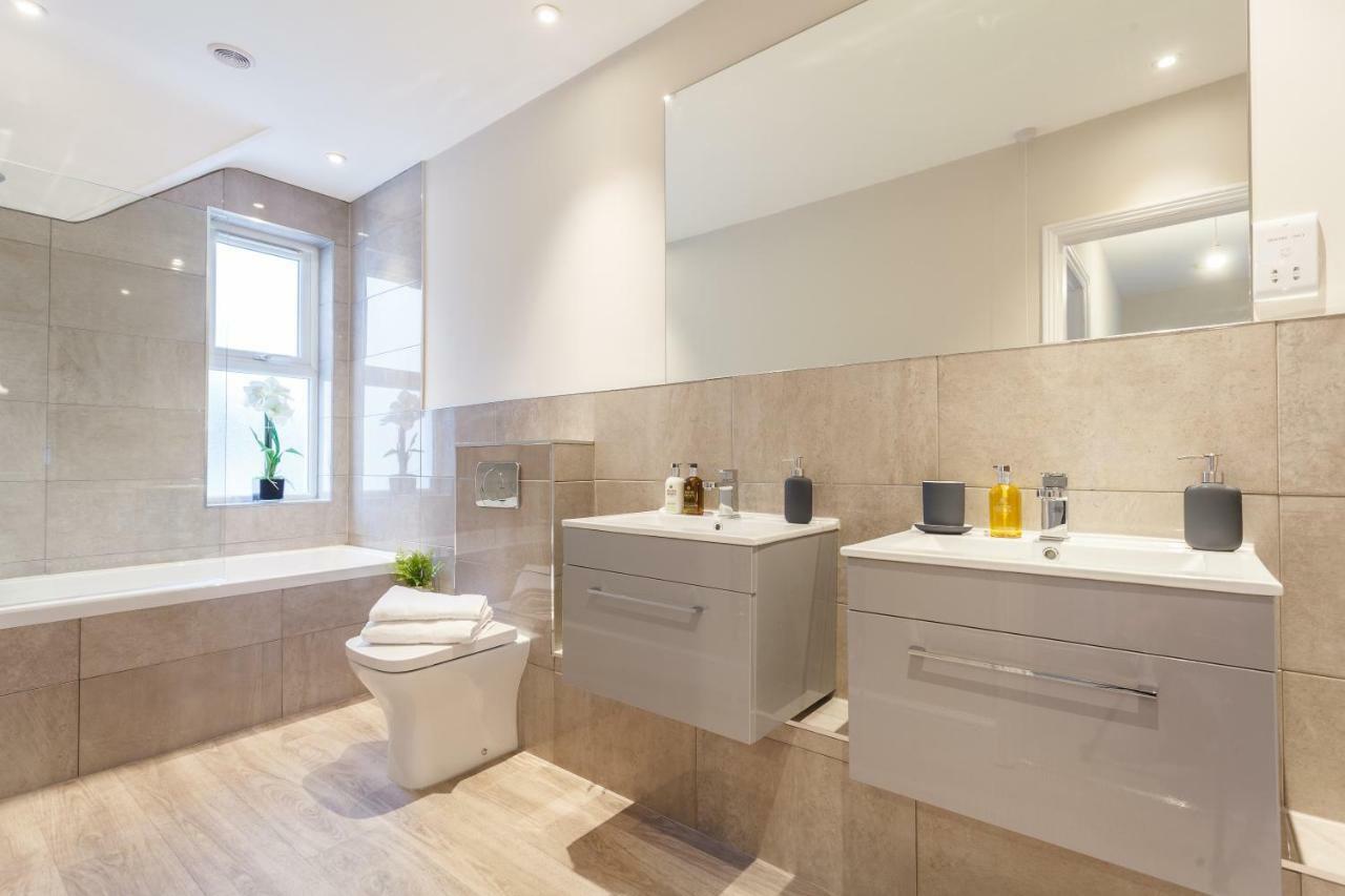 Apartment Stylish Town Centre House - 300mbps, Parking & Sunny Decking *