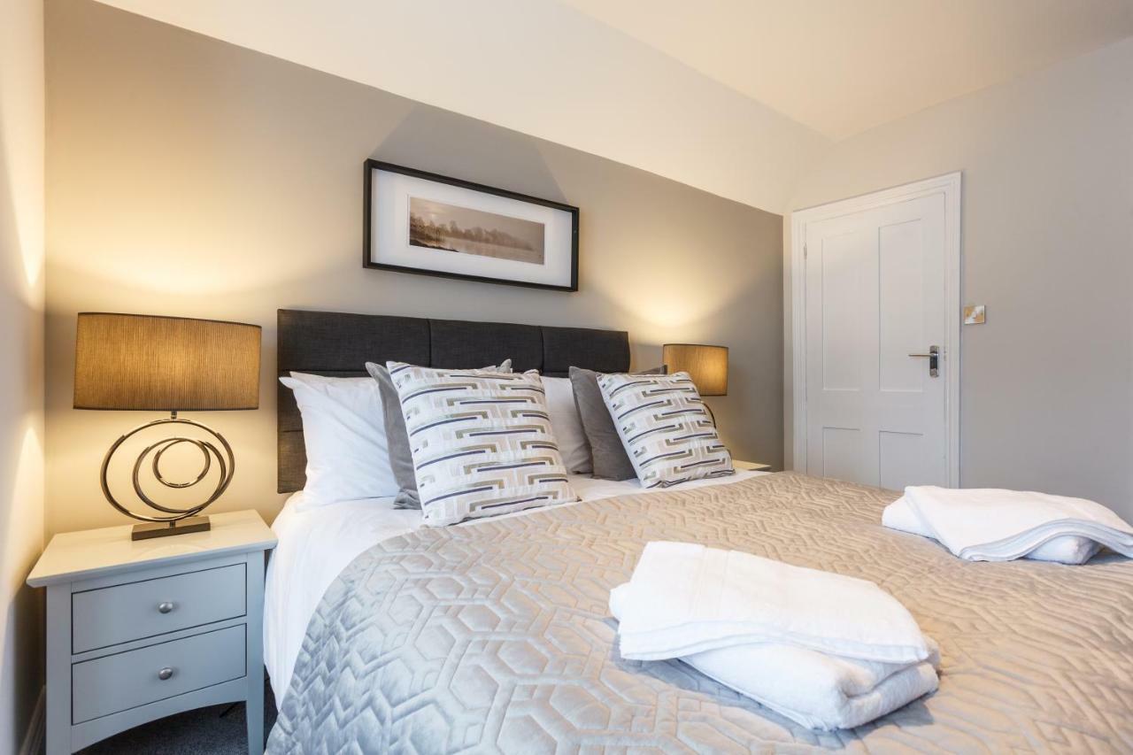 Apartment Stylish Town Centre House - 300mbps, Parking & Sunny Decking *