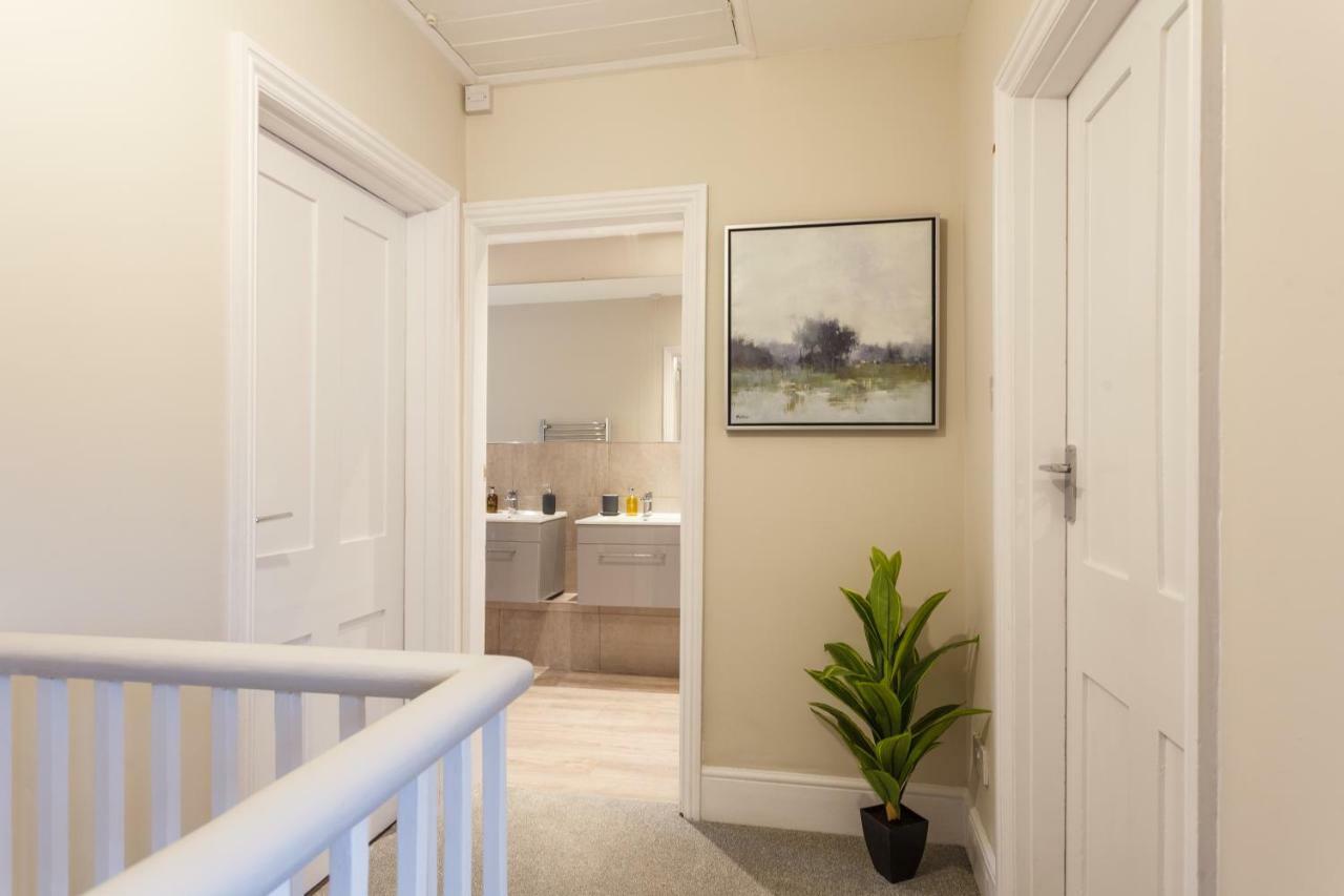 Stylish Town Centre House - 300mbps, Parking & Sunny Decking Bournemouth