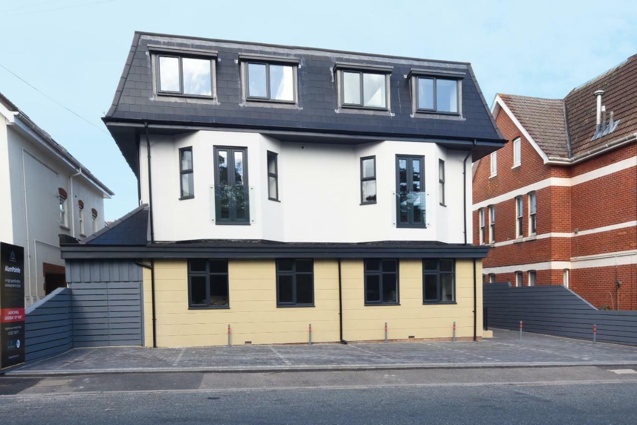 Luxury 3 Bedroom Near & Poole Apartment