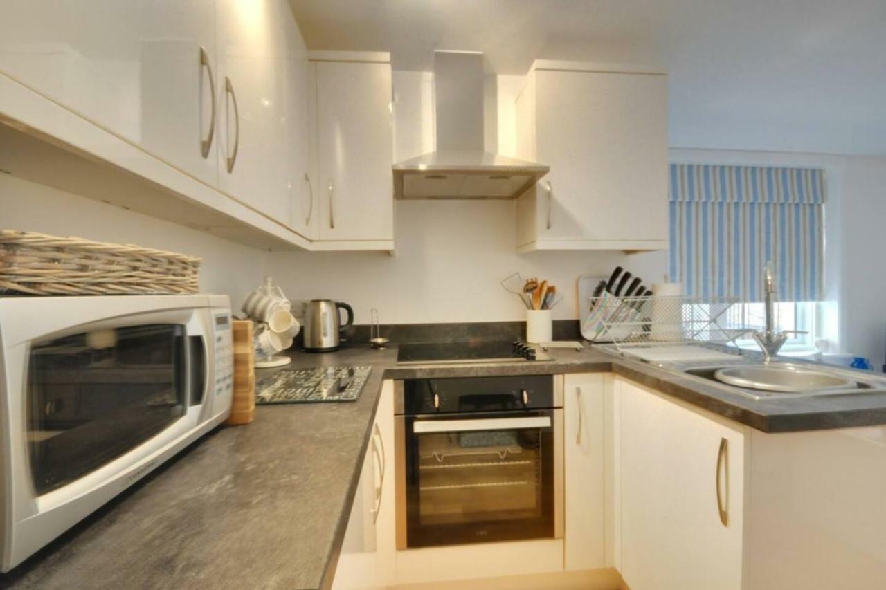 Sea Breeze, 2 Bdr With En-suites, Private Parking, Internet- Sleeps 4 Ppl