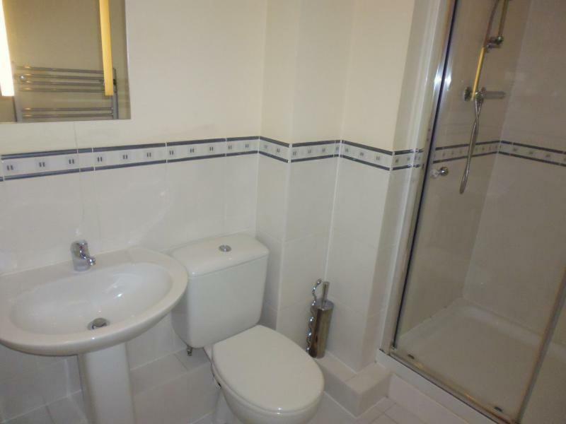 Walking Distance To , Close To Town Center Apartment