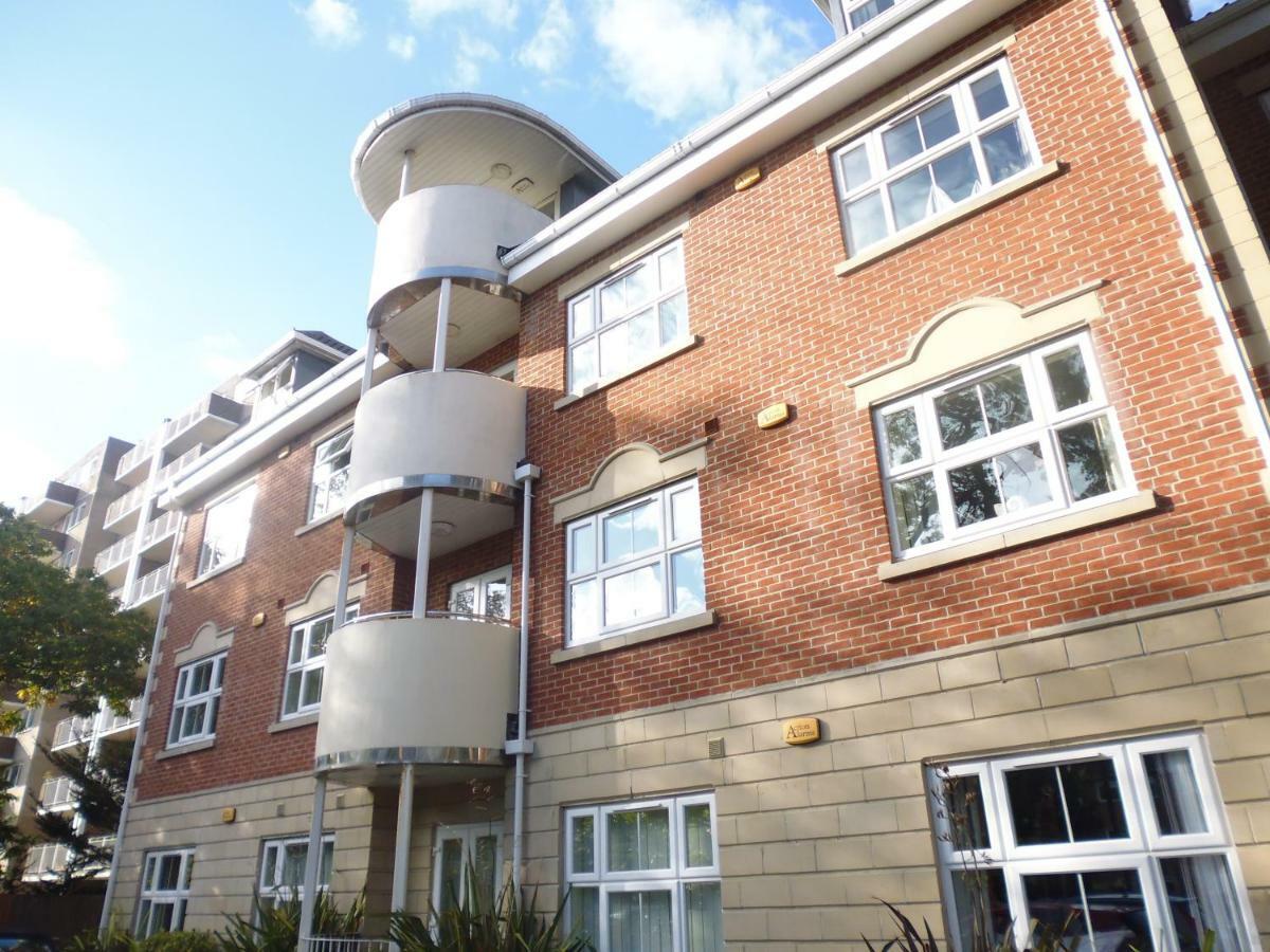 Walking Distance To , Close To Town Center Apartment