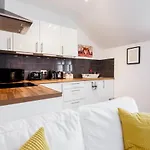 Charming, Well-Equipped Apt - 5 Minutes From Beach