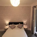 Spacious One Bed With Hot Tub And Garden