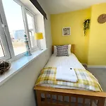 The Lansdowne Hideaway - Brought To You By Coastline Retreats - Newly Refurbished Town Centre, Close To Beach, Large Jet Bath With Tv, Netflix, Swing And Parking Included
