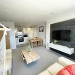 The Lansdowne Hideaway - Brought To You By Coastline Retreats - Newly Refurbished Town Centre, Close To Beach, Large Jet Bath With Tv, Netflix, Swing And Parking Included