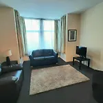 2 Bedroom Ground Floor Flat - Mins To Beach