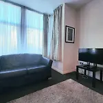 2 Bedroom Ground Floor Flat - Mins To Beach