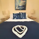 2 Bedroom Ground Floor Flat - Mins To Beach
