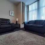 2 Bedroom Ground Floor Flat - Mins To Beach