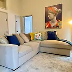 Beautiful Apartment - 5 Minute Walk To The Best Beach! - Great Location - Parking - Fast Wifi - Smart Tv - Newly Decorated - Sleeps Up To 4! Close To Bournemouth & Poole Town Centre