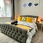Beautiful Apartment - 5 Minute Walk To The Best Beach! - Great Location - Parking - Fast Wifi - Smart Tv - Newly Decorated - Sleeps Up To 4! Close To Bournemouth & Poole Town Centre