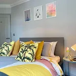 Beautiful Large 4 Bedroom House - 5 Minute Walk To The Best Beach! - Great Location - Garden - Parking - Fast Wifi - Smart Tv - Newly Decorated - Sleeps Up To 10! Close To Bournemouth & Poole & Sandbanks