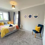 Beautiful Large 4 Bedroom House - 5 Minute Walk To The Best Beach! - Great Location - Garden - Parking - Fast Wifi - Smart Tv - Newly Decorated - Sleeps Up To 10! Close To Bournemouth & Poole & Sandbanks