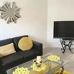 Stanley Holiday Home-Free Parking & Self Check-In