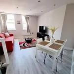 Modern Maisonette 2 Bedrooms Newly Renovated