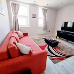Modern Maisonette 2 Bedrooms Newly Renovated