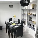 Stanley Holiday Home-Free Parking & Self Check-In