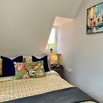 Stunning Apartment - 5 Minute Walk To The Best Beach! - Great Location - Parking - Fast Wifi - Smart Tv - Newly Decorated - Close To Bournemouth & Poole Town Centre & Sandbanks