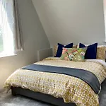 Stunning Apartment - 5 Minute Walk To The Best Beach! - Great Location - Parking - Fast Wifi - Smart Tv - Newly Decorated - Close To Bournemouth & Poole Town Centre & Sandbanks