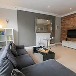 Cosy Urban Oasis - Quirky 2-Bed Town Centre Apartment