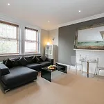 Cosy Urban Oasis - Quirky 2-Bed Town Centre Apartment