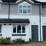 Private Room, Shared Bathroom With One Other, Tea And Coffee Making Facilities, Mini Fridge And Hairdryer, King Sized Bed With Help Yourself Continental Breakfast In Secluded Modern Property With Parking