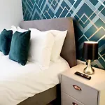 Modern Town Centre Studio Close To Beach