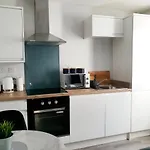 Modern Town Centre Studio Close To Beach