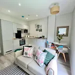 Gorgeous New 1 Bed, Town Centre,Parking,Garden