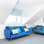 Fantastic Apartment With Views & Parking