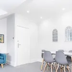 Fantastic Apartment With Views & Parking