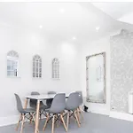 Fantastic Apartment With Views & Parking