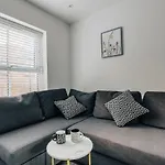 Central 2 Double Bedroom Flat With Parking