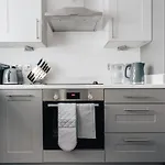 Central 2 Double Bedroom Flat With Parking