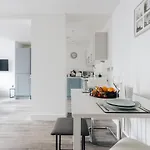 Contemporary Two Bedroom Duplex - Secluded Residence With Parking In A Prime Central Location