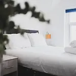 Modern 1 Bed Near Beach And Town Centre - 7 Min Walk