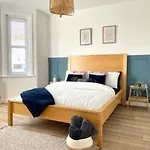 Central, Bright & Spacious Apartment - Parking Included