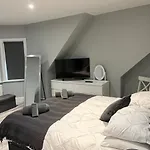 Entire Spacious 4 Bedroom Apartment In Bournemouth